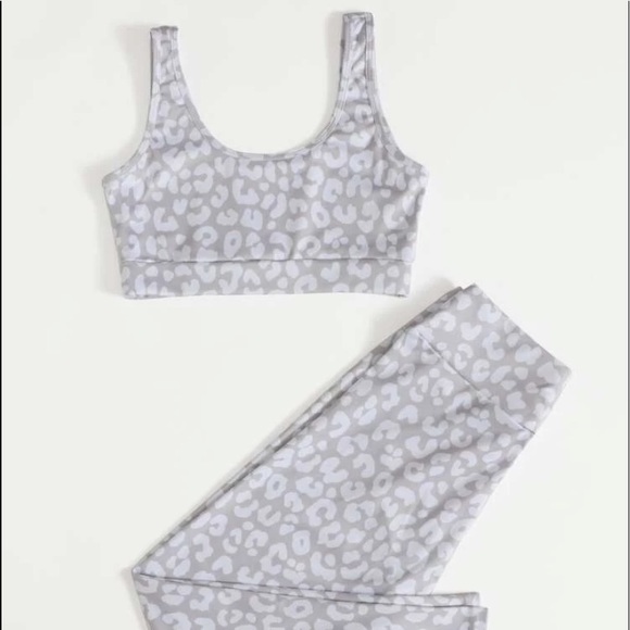 Cheetah Print bra and leggings - Picture 2 of 2